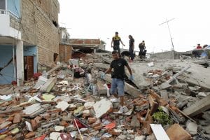 Członkowie Czerwonego Krzyża, żandarmeria i miejscowa policja pracują zdewastowanym rejonie Tarqui Manta (Ekwador) po trzęsieniu ziemi, które 17 kwietnia uderzyło na wybrzeżu Pacyfiku. Foto REUTERS/Guillermo Granja