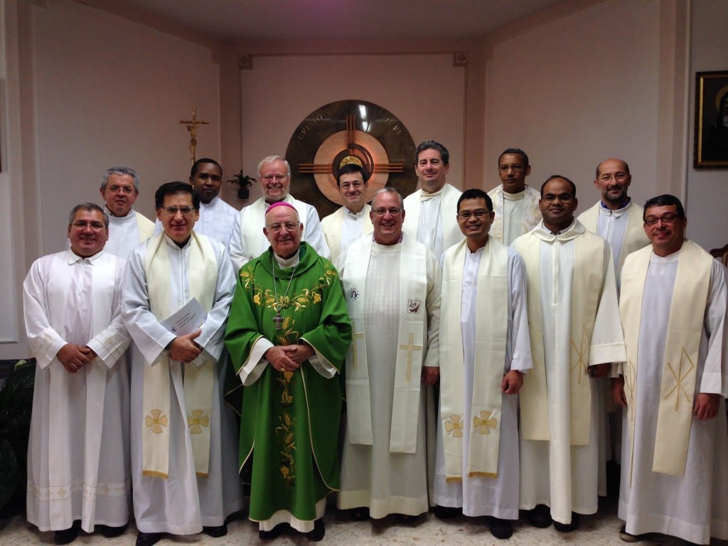 I Partecipanti attorno al predicatore, mons. Luca Brandolini, CM
