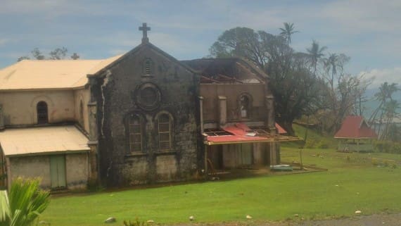 Natovi. Zniszczony dach i fasada kościoła parafialnego