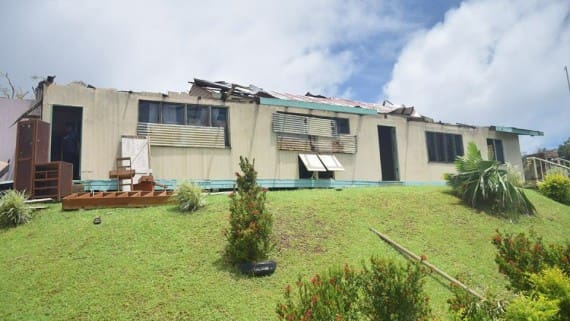 Natovi, zniszczony budynek szkoły