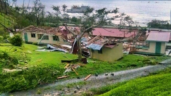 Natovi, zniszczony budynek szkoły.