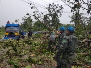 Militares brasileiros da Força de Paz da ONU trabalham para desbloquear estradas afetadas pelo furacão. (Minustah)