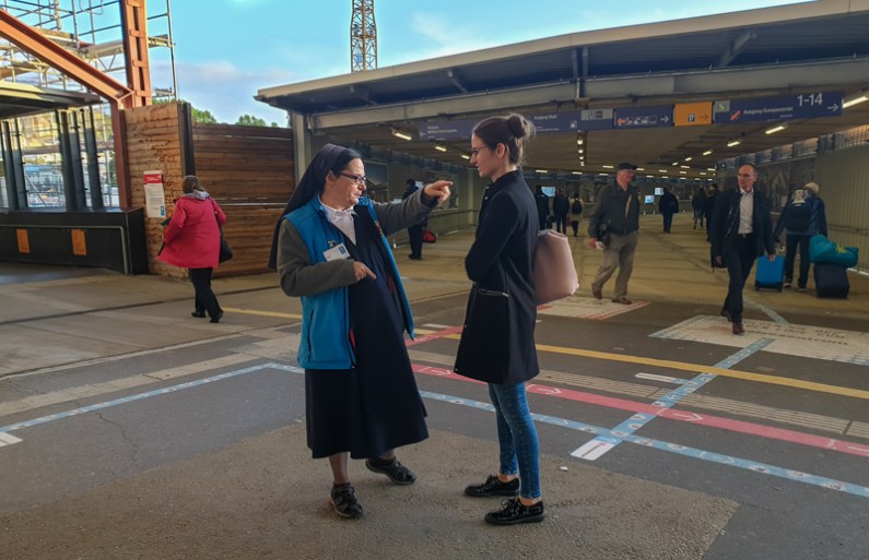 Une oreille attentive à la gare