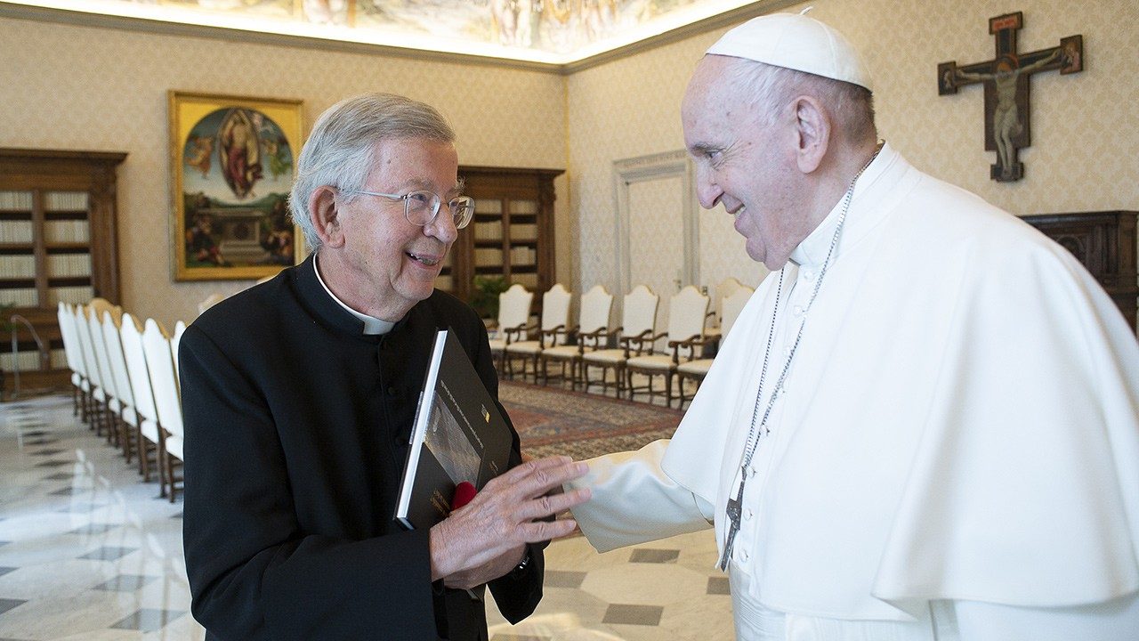 Le Pape François salue le Père Landousies