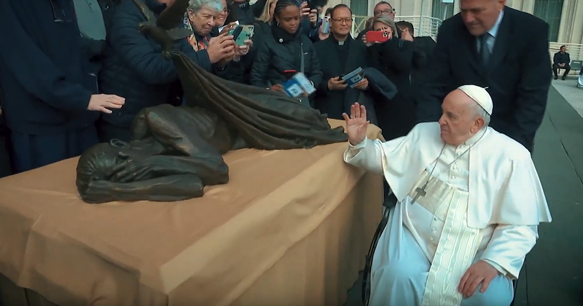 Le Pape François a béni «Sheltering», une sculpture qui lance la « Campagne des 13 Maisons » de la Famille Vincentienne