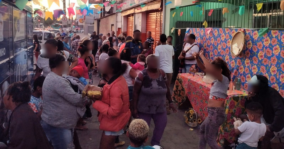 Arraiá para pessoas em situação de rua organizado pela equipe do Projeto Banho Solidário Vicentino, Juiz de Fora/MG